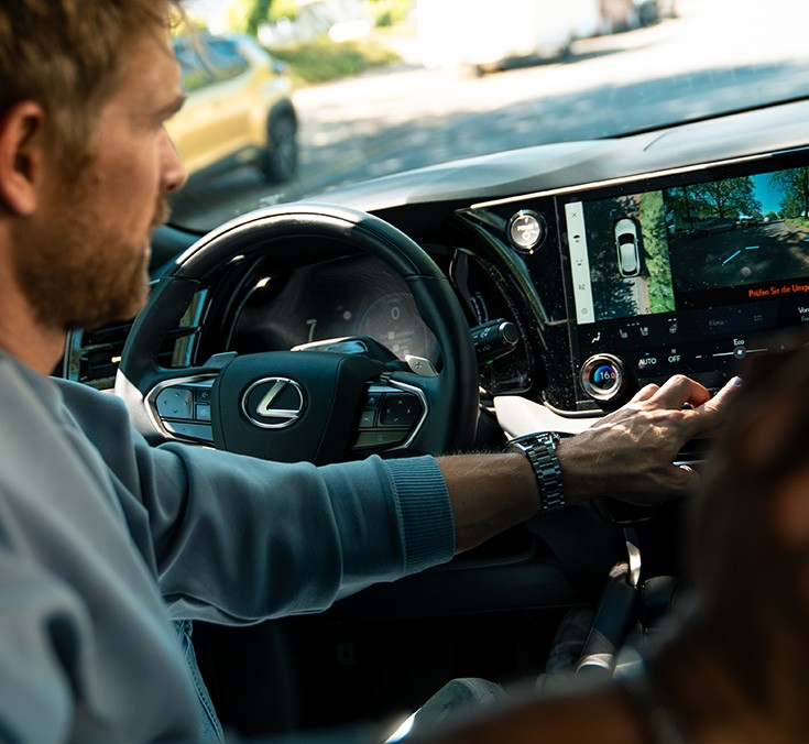 Eine Person bedient das Multimedia Panel eines Lexus