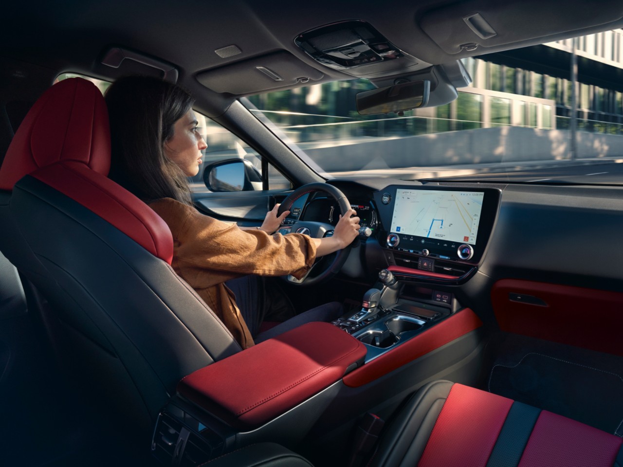 Der neue Lexus RX 450h+ Plug-in-Hybrid ist der ideale SUV für komfortable Fahrten..