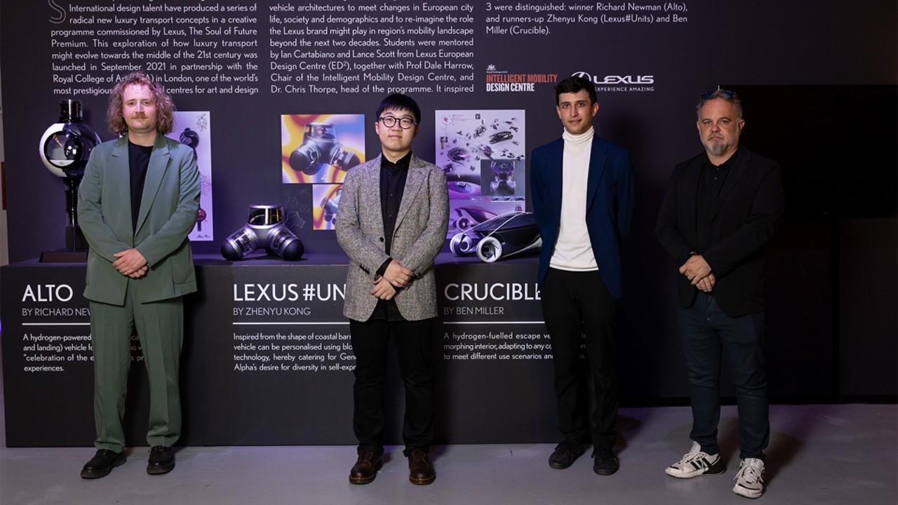 Mehrere Personen bei den Lexus Design Awards vor den Kunstobjekten