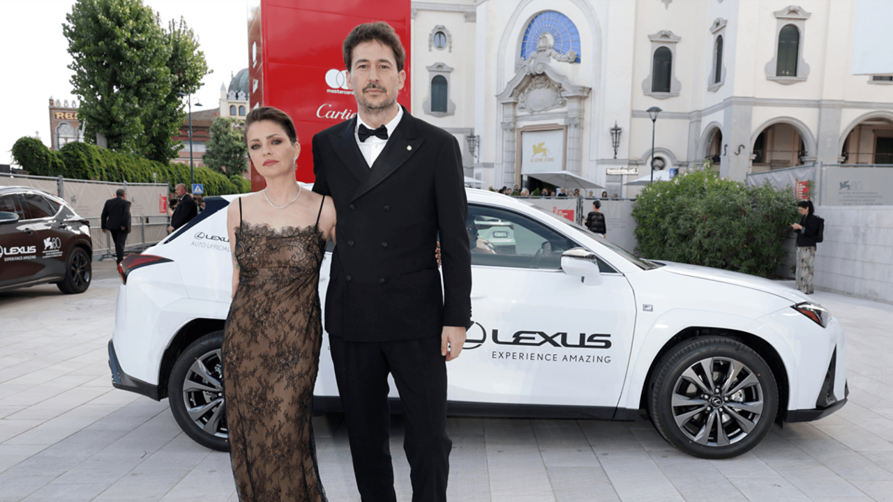 Dolores Fonzi und Santiago Mitre stehen bei den Filmfestspielen in Venedig vor einem Lexus